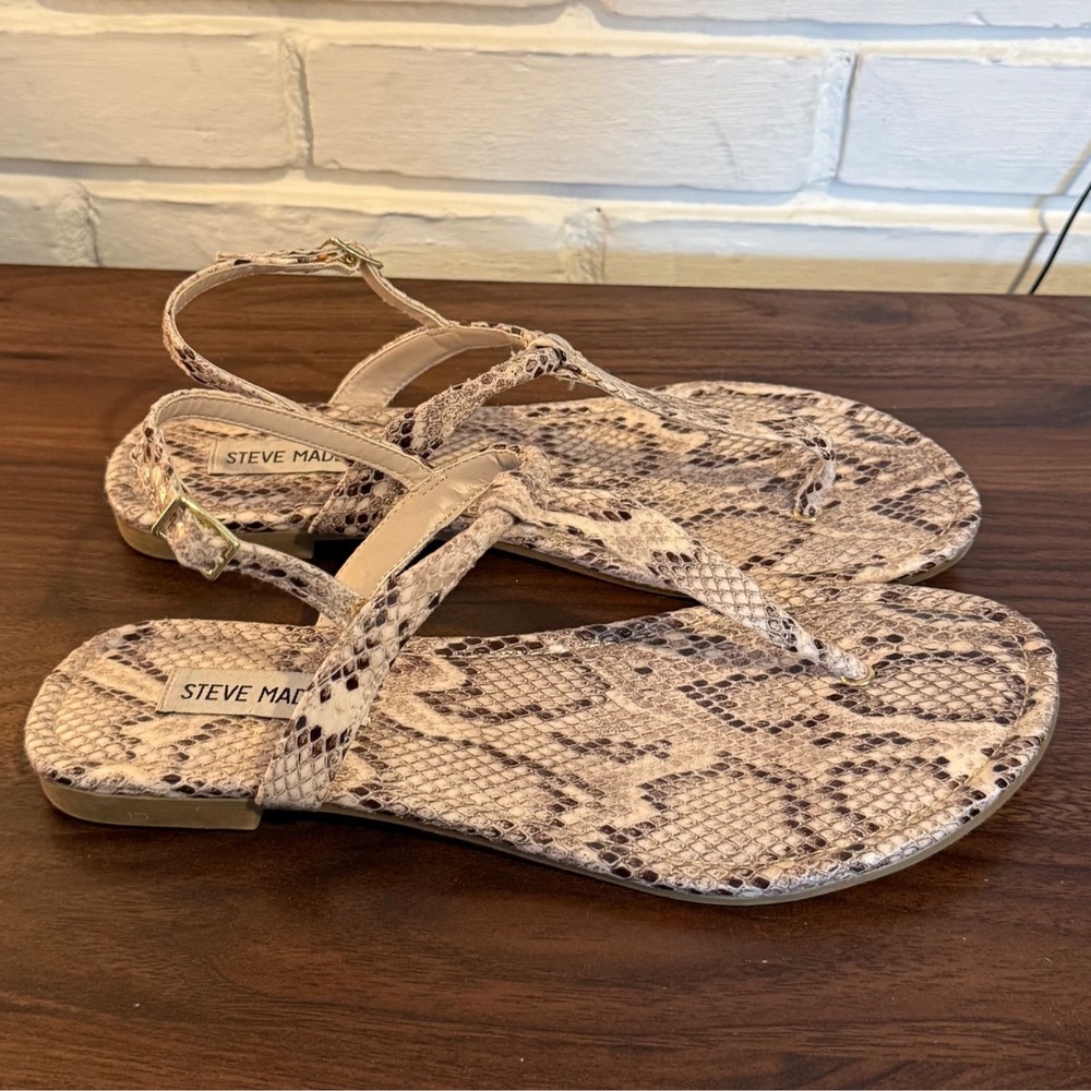 Steve Madden Surferr Snakeskin Print Thong Sandals Womens 10 Flat Strappy Tan